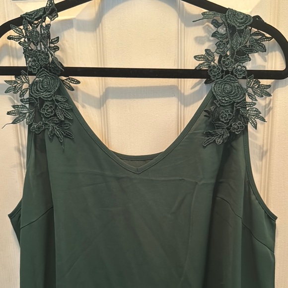 Elegant Green Sleeveless Top - Picture 2 of 6